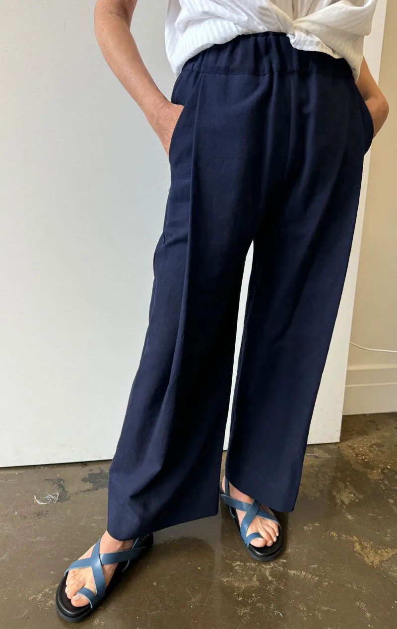 Pleated Khadi pant in navy